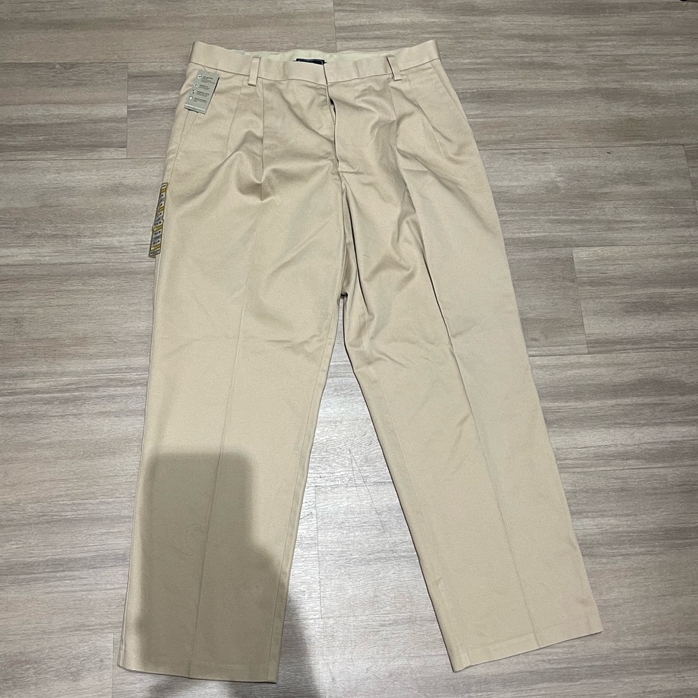 Dockers classic fit pants (33x29)